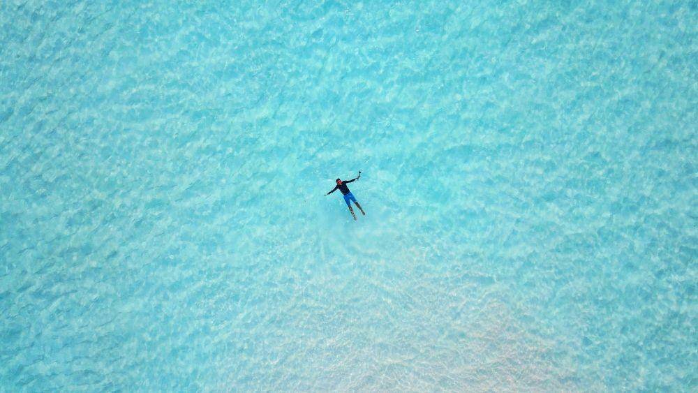 Ilustrasi berenang di Raja Ampat (unsplash.com/yonatanugerah)