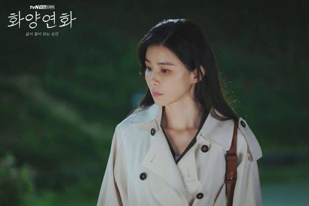 Lee Bo Young berperan sebagai  Yoon Ji Soo [Present] di drama When My Love Blooms (instagram.com/tvn_drama)