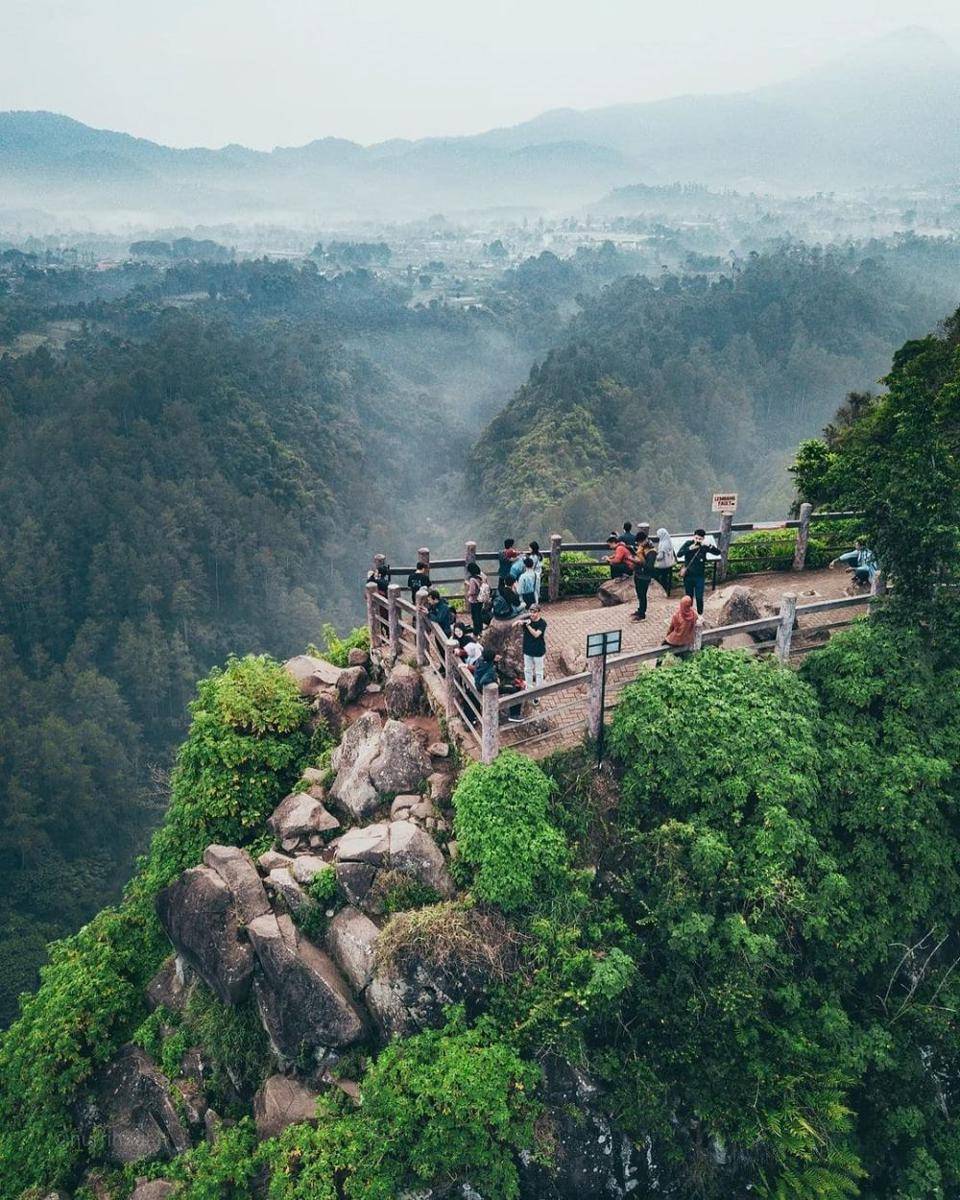 Tebing Keraton Bandung (instagram.com/nurrihsaan)