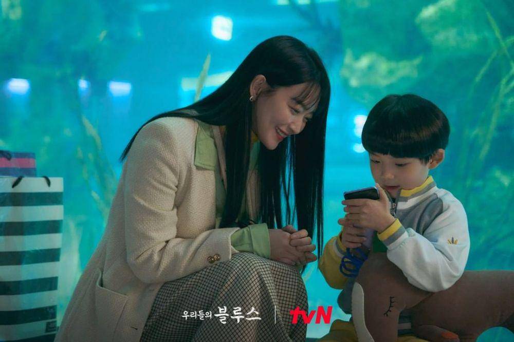Shin Min Ah berperan sebagai Min Seon Ah di drama Our Blues (instagram.com/tvn_drama)