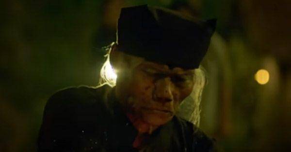 Mbah Buyut mengadakan ritual untuk membebaskan Nur dari gangguan gaib ( Dok. MD Pictures / KKN di Desa Penari )