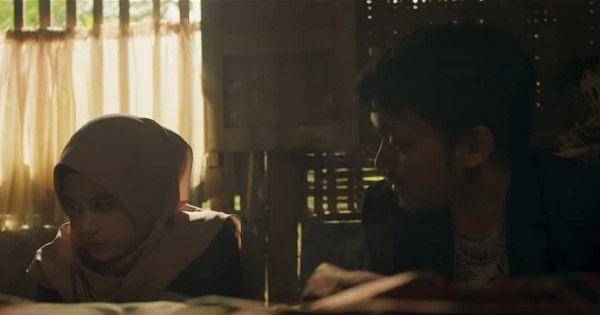 Nur dan Anton mengetahui Bima menaruh foto Widya di bawah sesajen ( Dok. MD Pictures / KKN di Desa Penari )