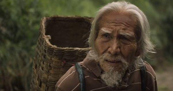 Sosok kakek misterius yang mencoba memperingkatkan Nur  ( Dok. MD Pictures / KKN di Desa Penari )