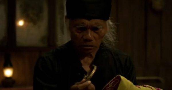 Mbah Buyut memegang benda milik Badarawuhi ( Dok. MD Pictures / KKN di Desa Penari )