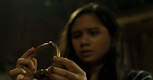 Nur menemukan gelang pemberian Badarawuhi ( Dok. MD Pictures / KKN di Desa Penari )