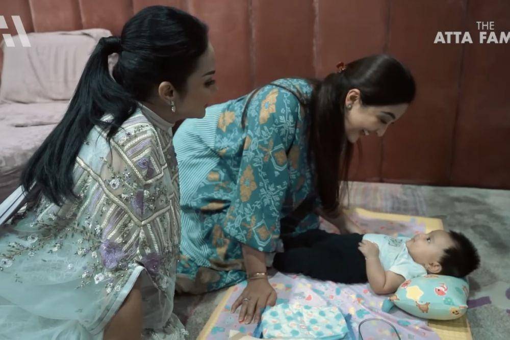 potret Krisdayanti dan Ashanty main bareng Ameena (YouTube.com/AH)
