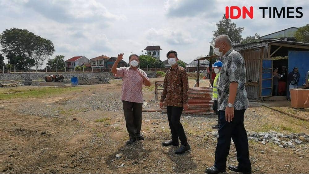 Gibran Rakabuming meninjau proyek pembangunan waterpark. (IDN Times/Larasati Rey)