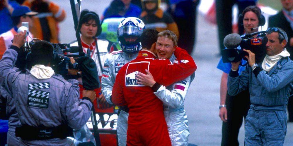 Michael Schumacher dan Mika Hakkinen berpelukan pada GP Spanyol 2001. (twitter.com/F1)
