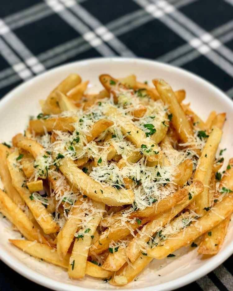 garlic permesan fries (instagram.com/foodie.maps)
