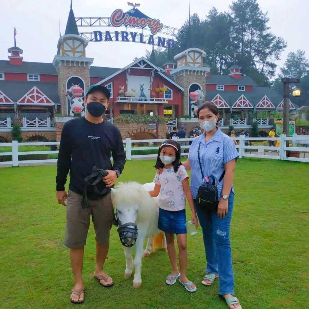 potret keluarga di Cimory Dairyland (instagram.com/fifin_novianti03)