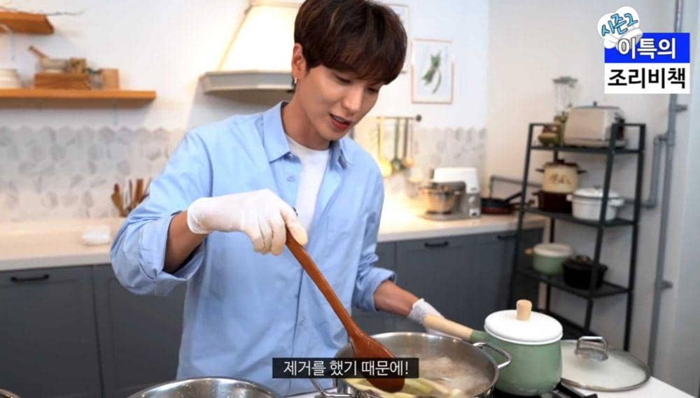 potret leeteuk merebus ayam (youtube.com/이특 Leeteuk)