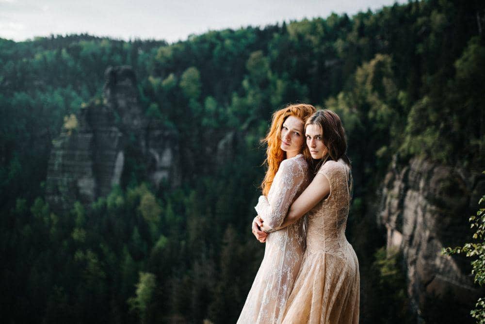 ilustrasi pasangan lesbian (unsplash.com/Steven Ritzer)