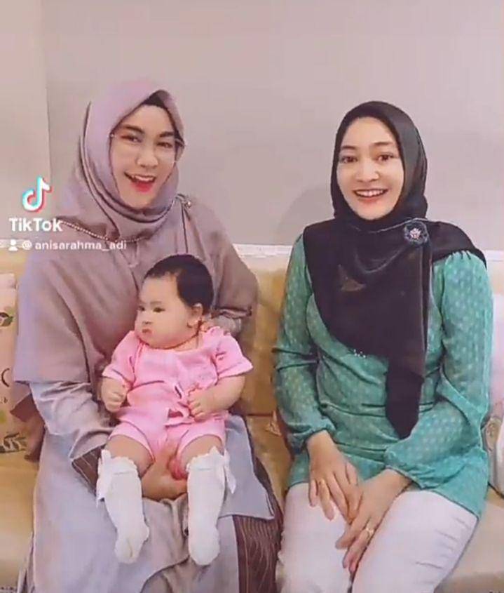 momen Anisa Rahma asuh ponakan (instagram.com/anisarahma_12)