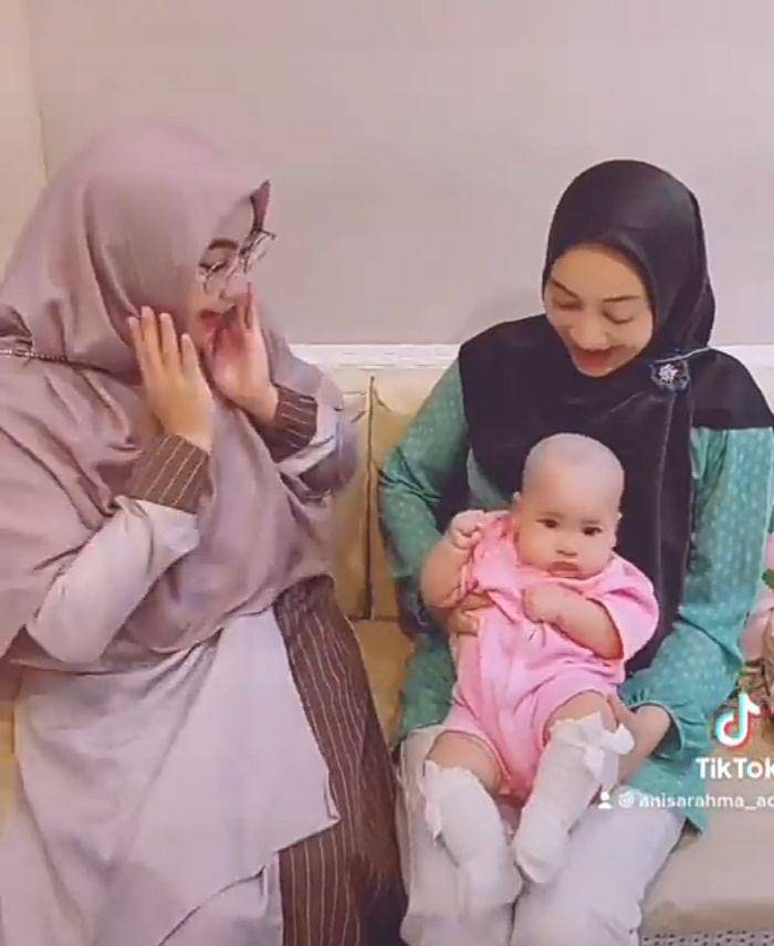 momen Anisa Rahma asuh ponakan (instagram.com/anisarahma_12)