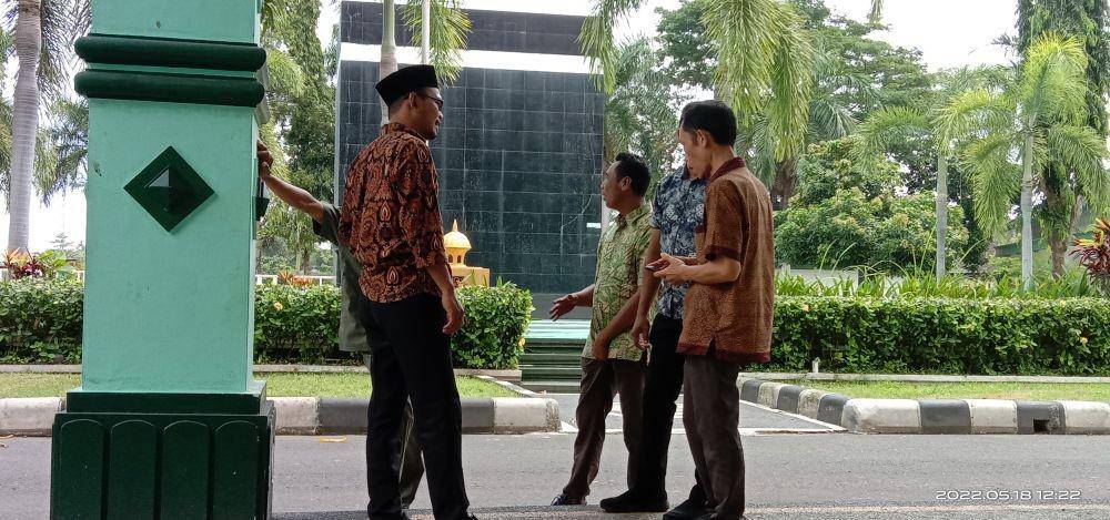 Aparatur sipil negara di Kota Mataram mulai tidak menggunakan masker saat berada di area terbuka (IDN Times/Muhammad Nasir)