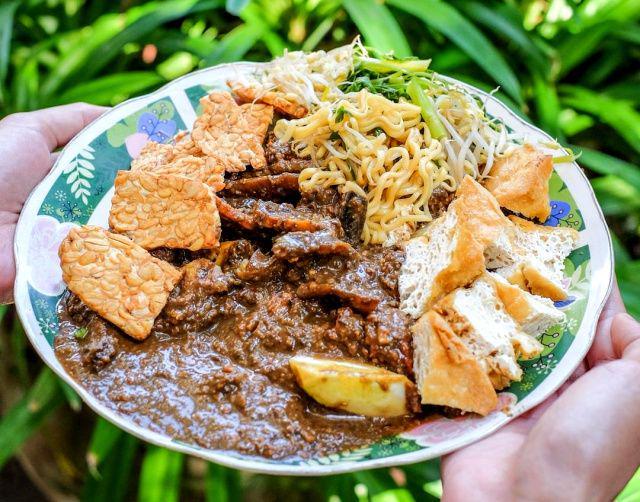 5 Tempat Makan Rujak Cingur Enak di Surabaya, Bumbunya Medok!
