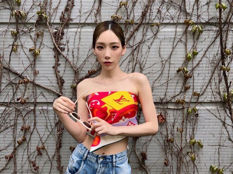 9 OOTD Idol KPop dengan Scarf Top, Style Y2K Masih Hits, lho!