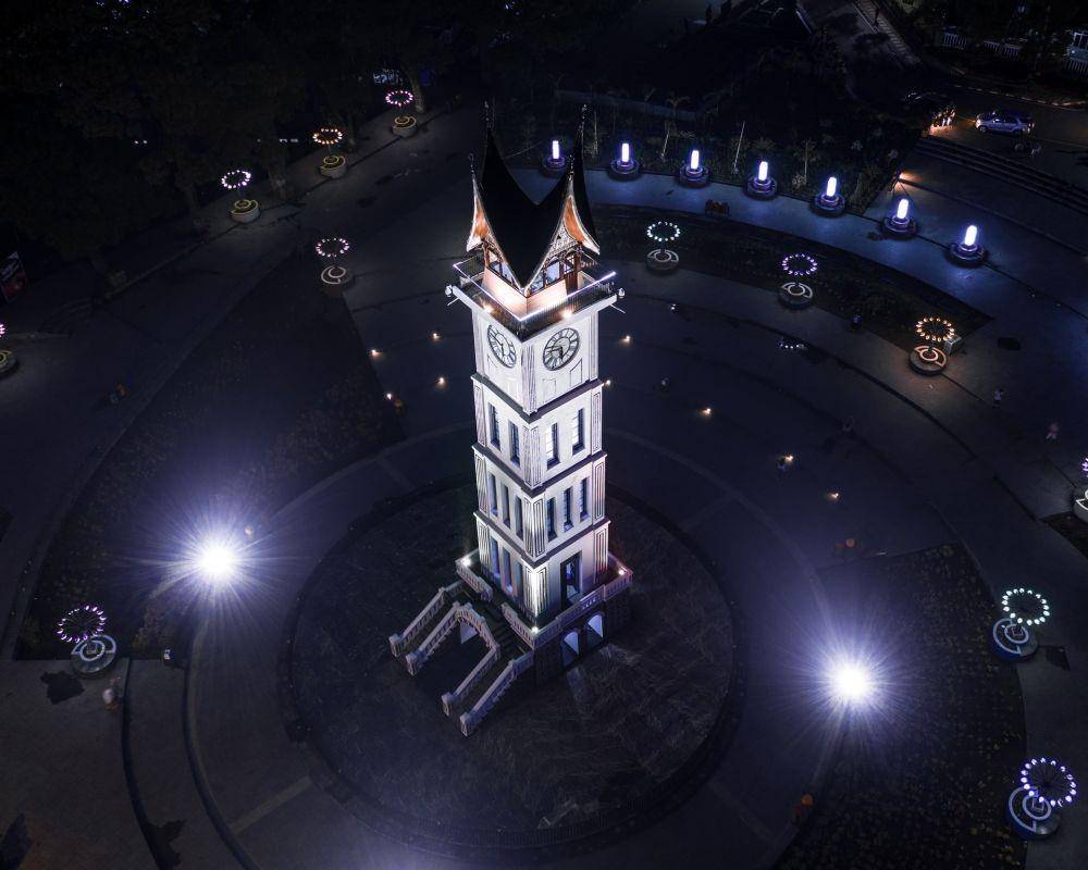 Ilustrasi landmark ikonis di Sumatra, Jam Gadang (unsplash.com/Rafki Altoberi)