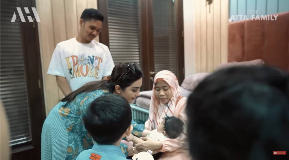 potret Krisdayanti dan Ashanty main bareng Ameena (YouTube.com/AH)