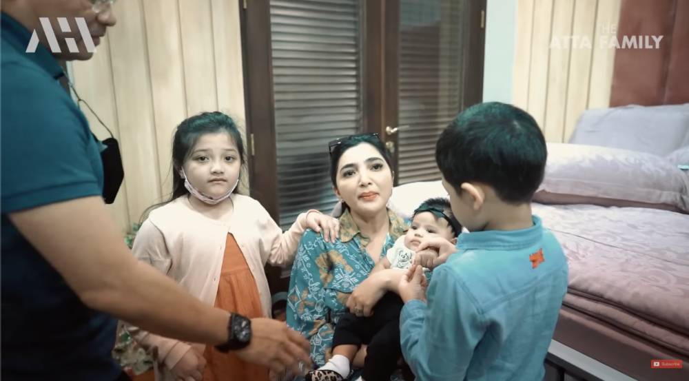potret Krisdayanti dan Ashanty main bareng Ameena (YouTube.com/AH)