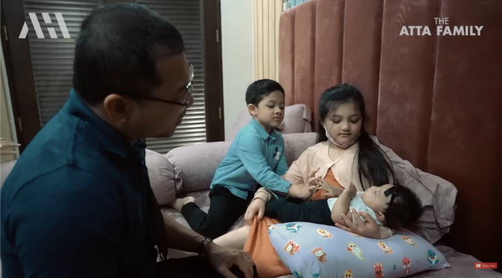 potret Krisdayanti dan Ashanty main bareng Ameena (YouTube.com/AH)