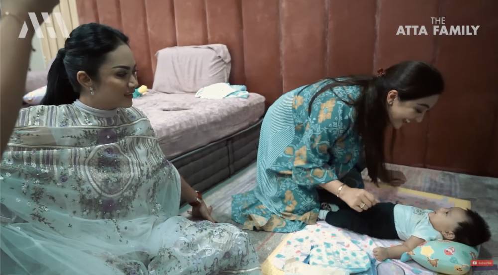 potret Krisdayanti dan Ashanty main bareng Ameena (YouTube.com/AH)