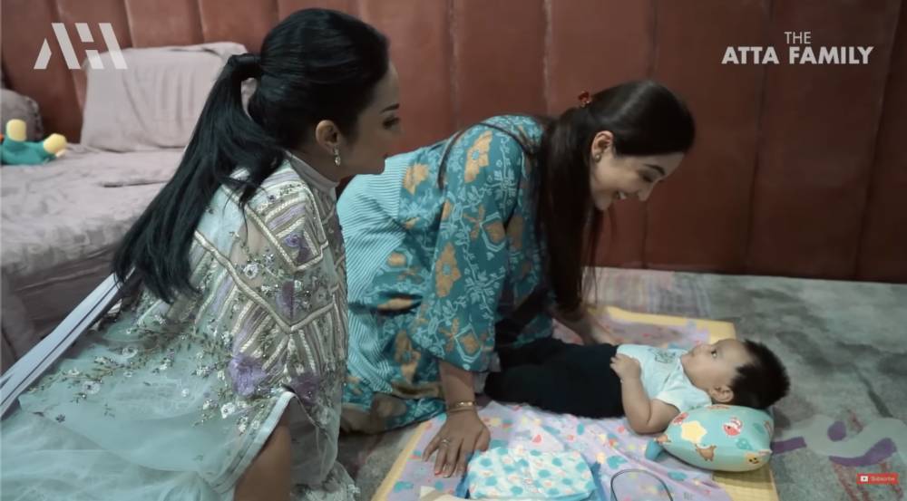 potret Krisdayanti dan Ashanty main bareng Ameena (YouTube.com/AH)