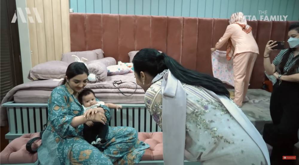 potret Krisdayanti dan Ashanty main bareng Ameena (YouTube.com/AH)