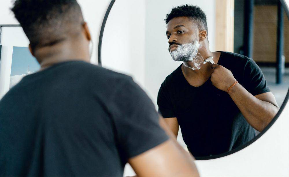 ilustrasi mencukur rambut di wajah (unsplash.com/Supply)