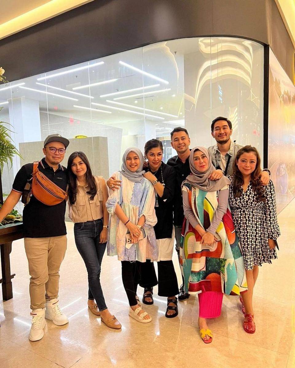 Mimi Bayuh dan keluarga Raffi Ahmad (Instagram.com/amy_r_qanita)