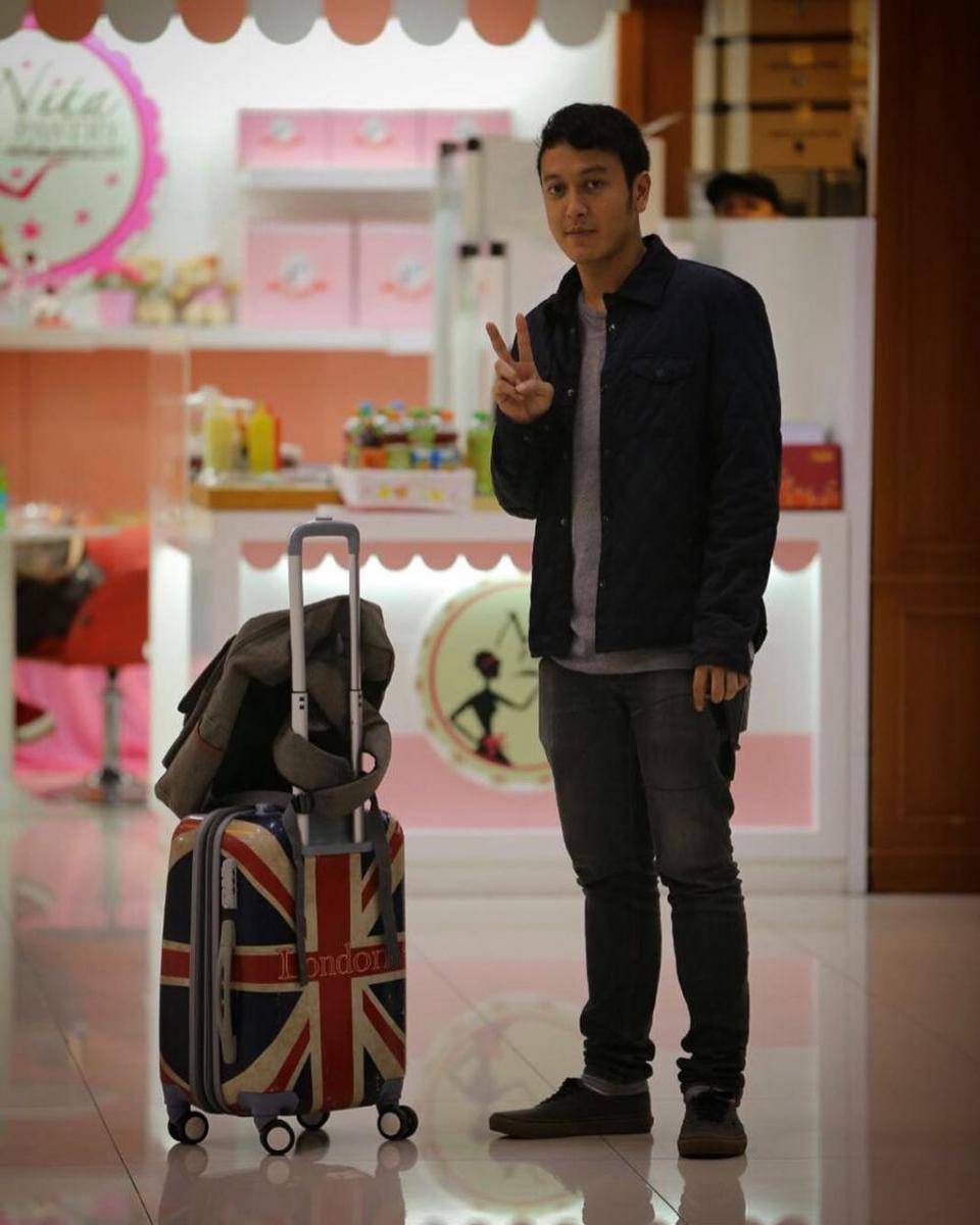 Gaya busana Dimas Anggara (instagram.com/dimsanggara)