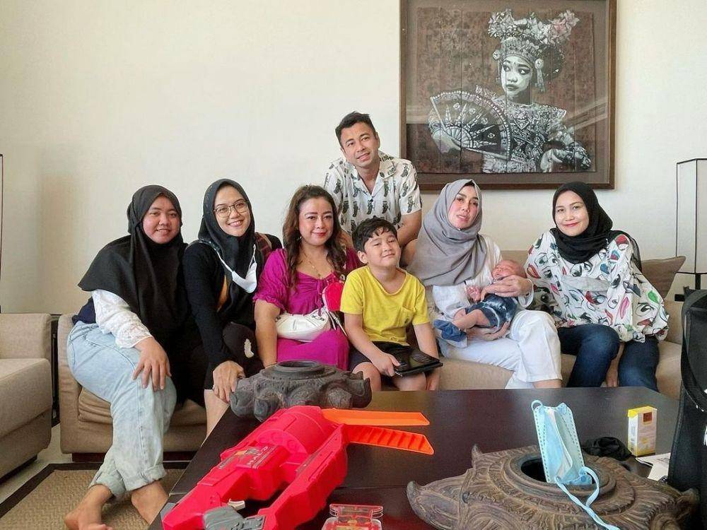 Mimi Bayuh dan keluarga Raffi Ahmad (Instagram.com/amy_r_qanita)