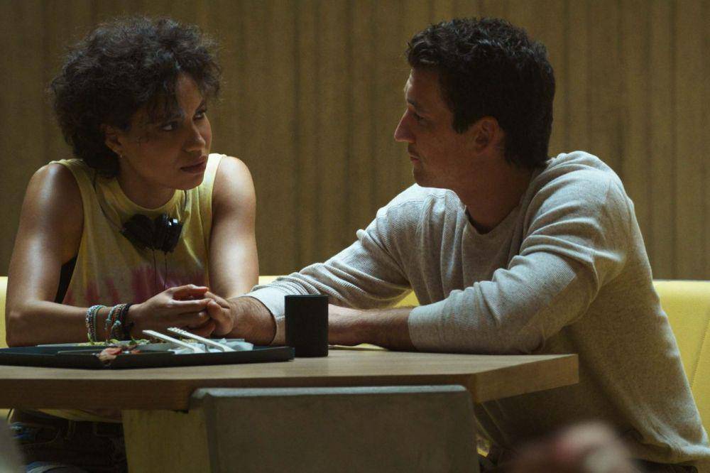 Jurnee Smollet dan Miles Teller dalam film Spiderhead (dok. Netflix/Spiderhead)