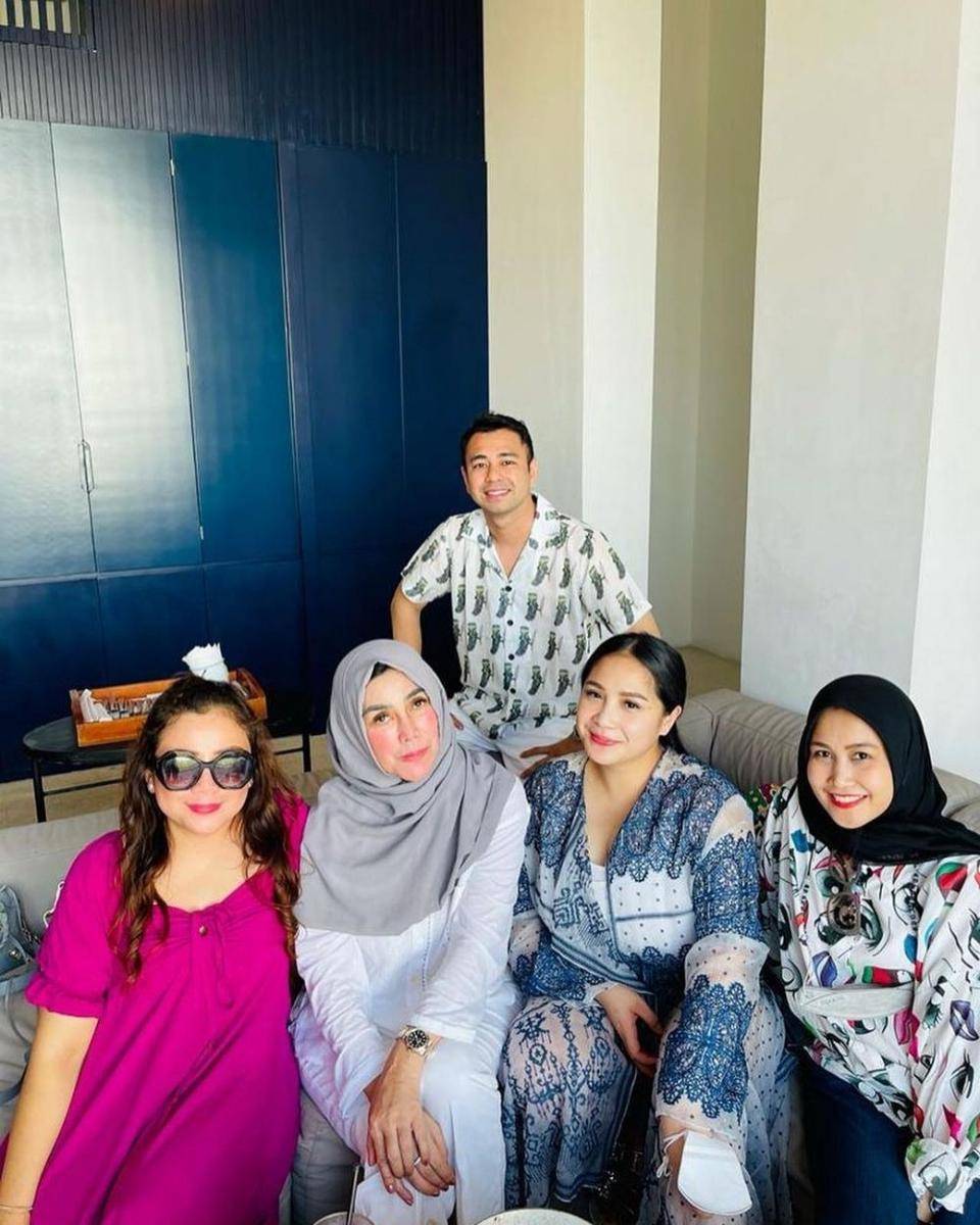 Mimi Bayuh dan keluarga Raffi Ahmad (Instagram.com/amy_r_qanita)
