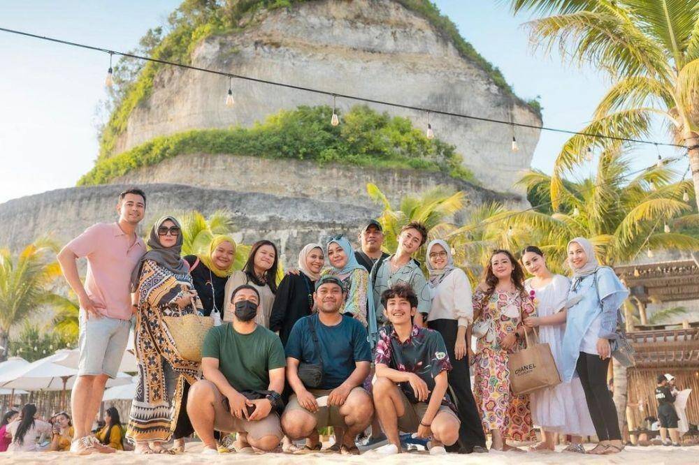 Mimi Bayuh dan keluarga Raffi Ahmad (Instagram.com/amy_r_qanita)