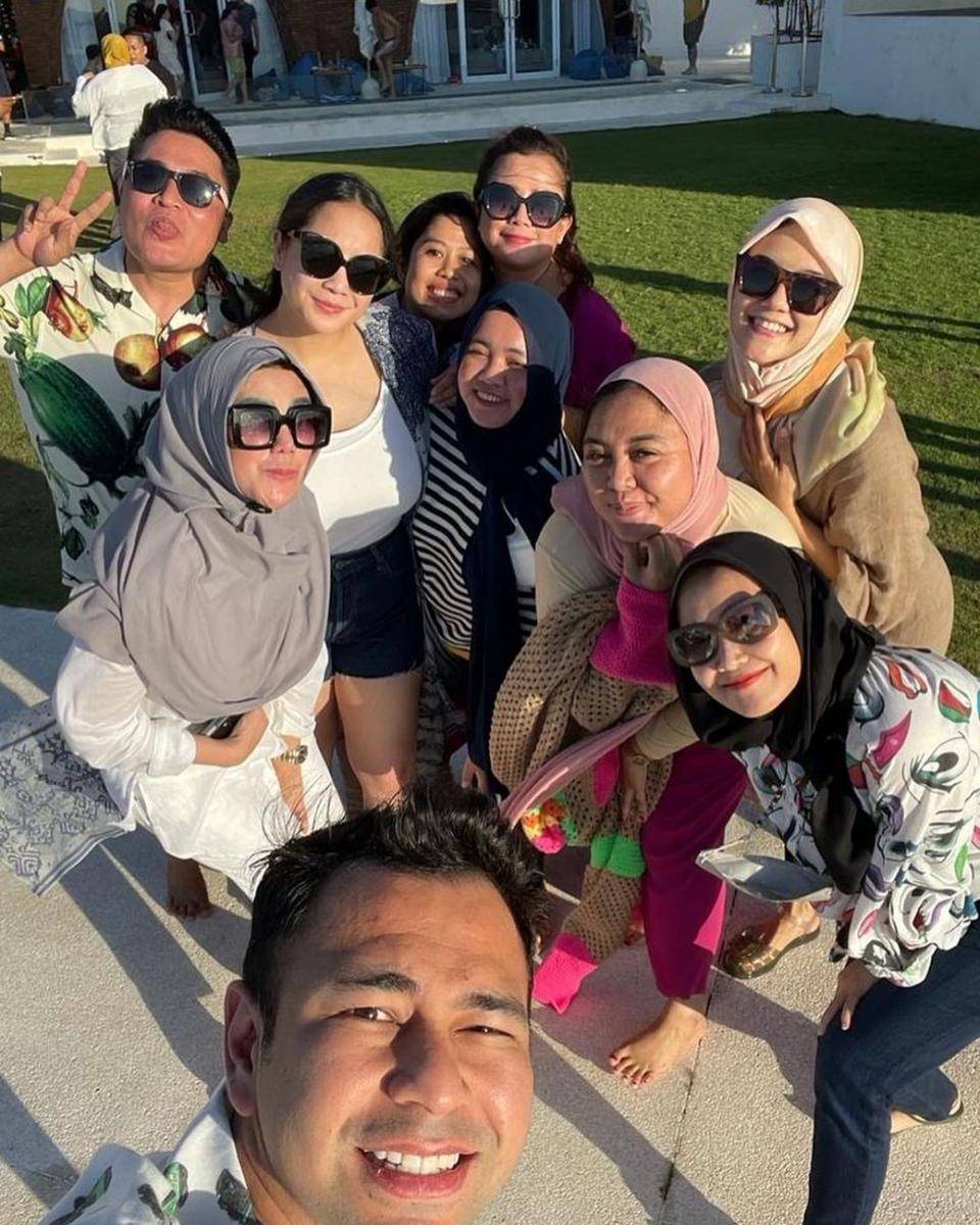 Mimi Bayuh dan keluarga Raffi Ahmad (Instagram.com/amy_r_qanita)