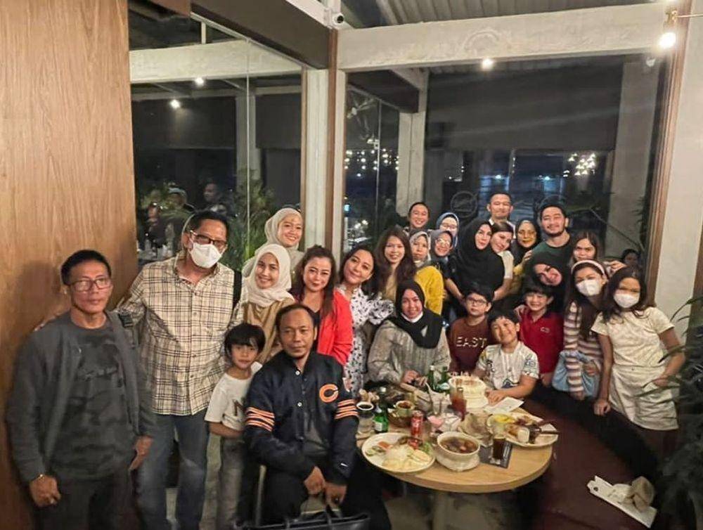 Mimi Bayuh dan keluarga Raffi Ahmad (Instagram.com/amy_r_qanita)