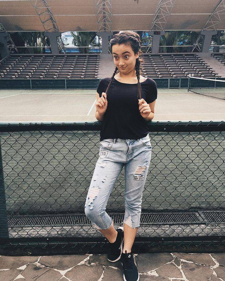 Mix and match jeans ala Megan Domani (instagram.com/megandomani1410)