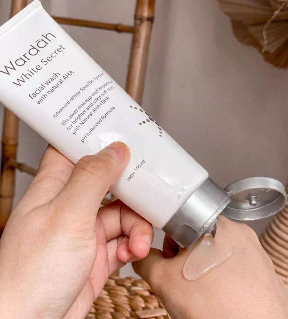 Wardah White Secret Facial Wash with Natural AHA (instagram.com/kkvindo)
