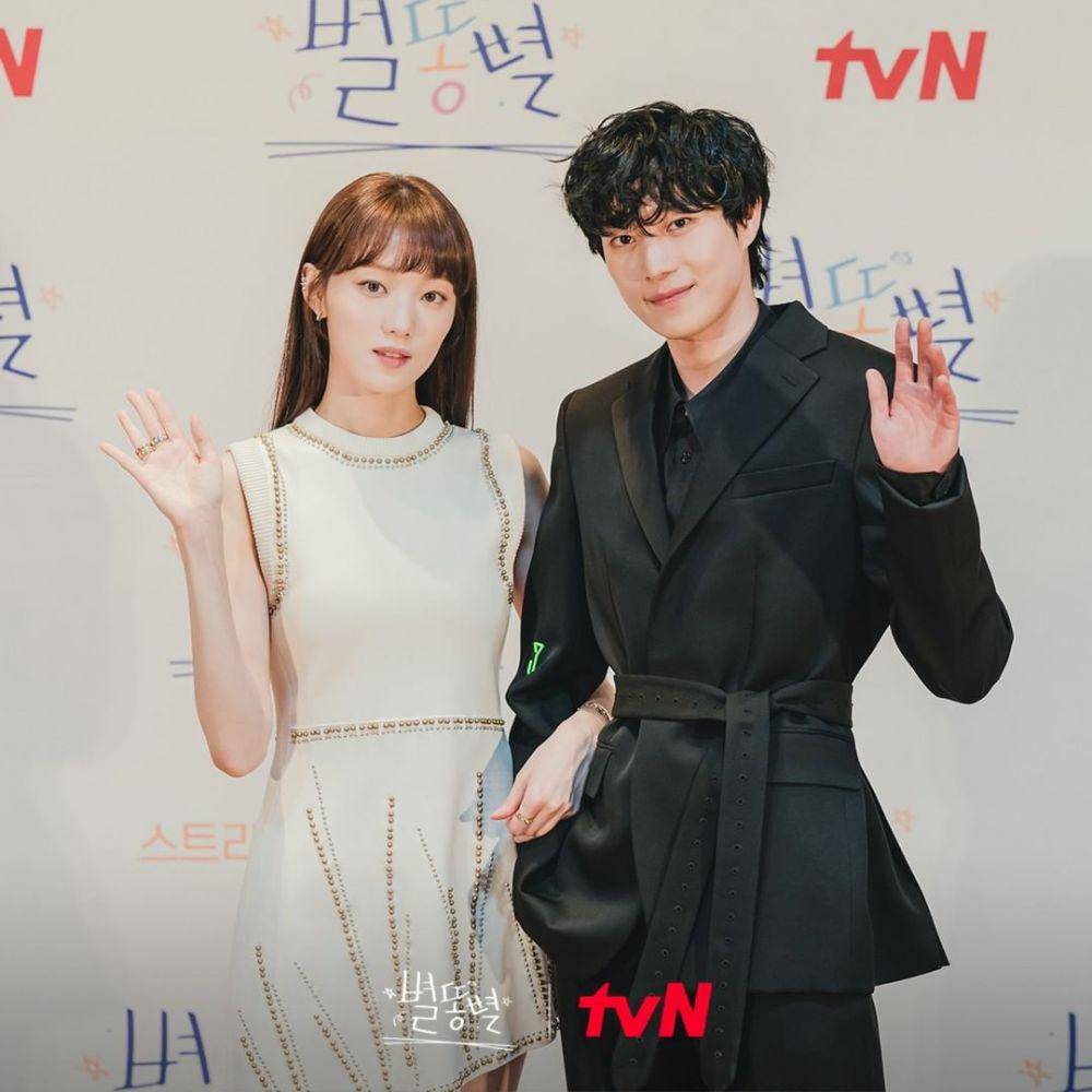 Lee Sung Kyung dan Kim Young Dae di drama Shooting Stars (instagram.com/tvn_drama)