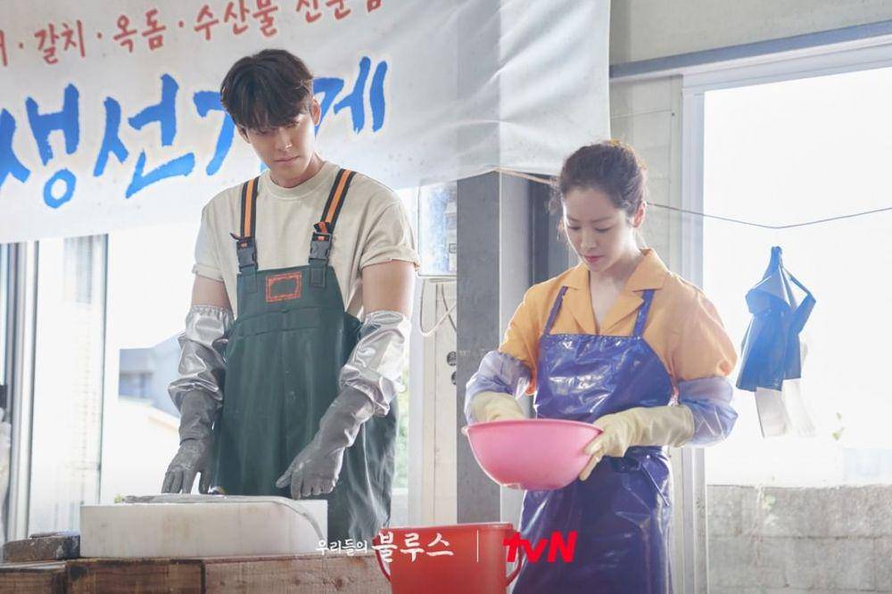 Han Ji Min dan Kim Woo Bin di drama Our Blues (instagram.com/tvn_drama)
