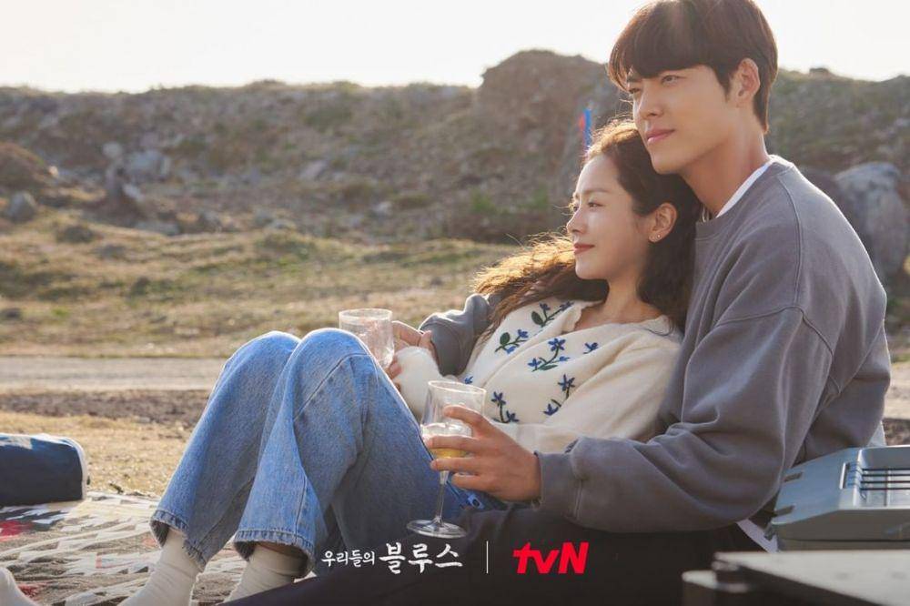 Han Ji Min dan Kim Woo Bin di drama Our Blues (instagram.com/tvn_drama)