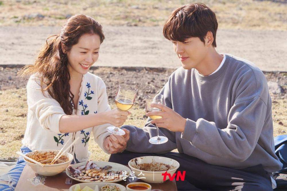 Han Ji Min dan Kim Woo Bin di drama Our Blues (instagram.com/tvn_drama)
