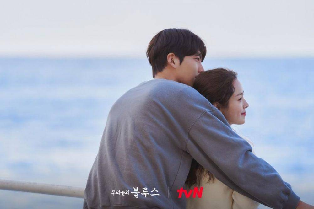 Han Ji Min dan Kim Woo Bin di drama Our Blues (instagram.com/tvn_drama)