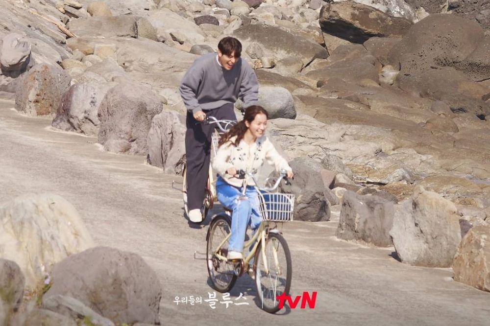 Han Ji Min dan Kim Woo Bin di drama Our Blues (instagram.com/tvn_drama)