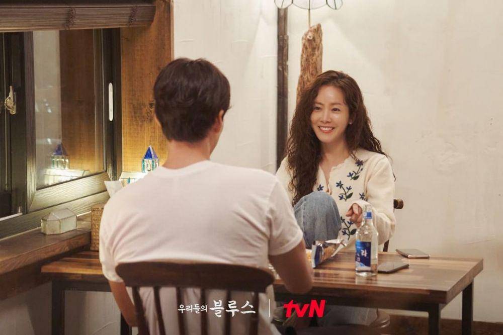 Han Ji Min dan Kim Woo Bin di drama Our Blues (instagram.com/tvn_drama)