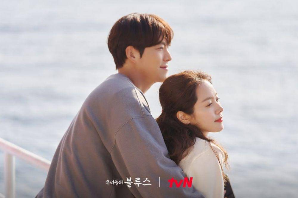Han Ji Min dan Kim Woo Bin di drama Our Blues (instagram.com/tvn_drama)