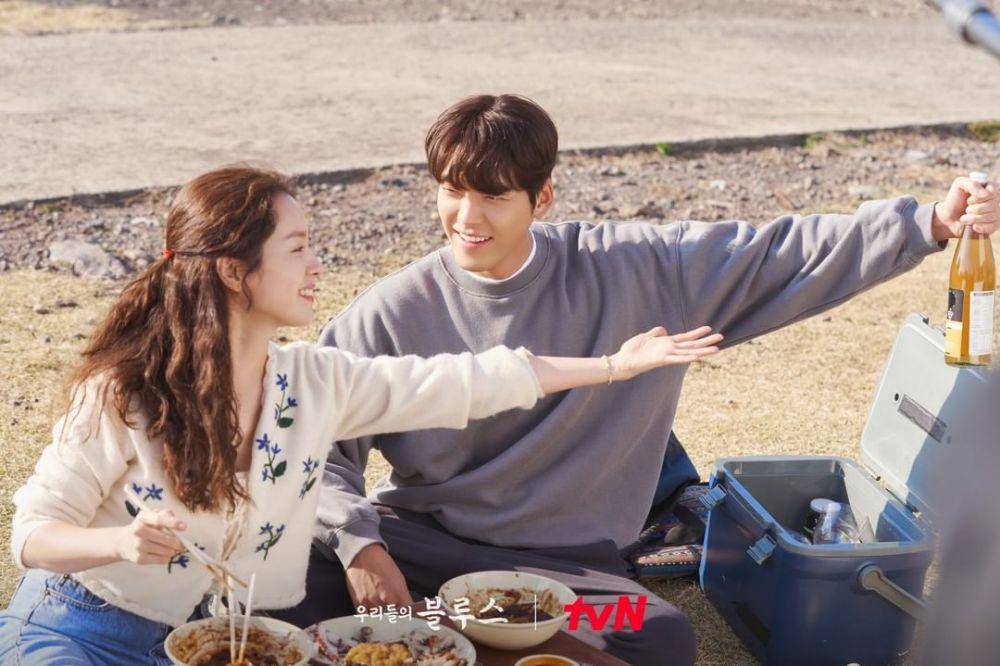 Han Ji Min dan Kim Woo Bin di drama Our Blues (instagram.com/tvn_drama)
