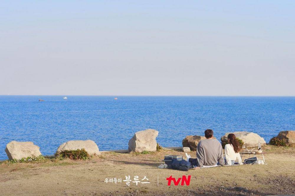 Han Ji Min dan Kim Woo Bin di drama Our Blues (instagram.com/tvn_drama)