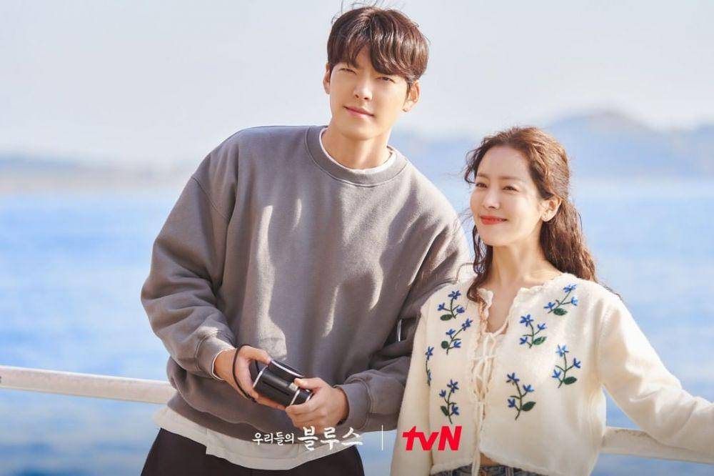 Han Ji Min dan Kim Woo Bin di drama Our Blues (instagram.com/tvn_drama)